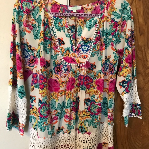 Floral blouse with white fringe and cutouts - Picture 2 of 3